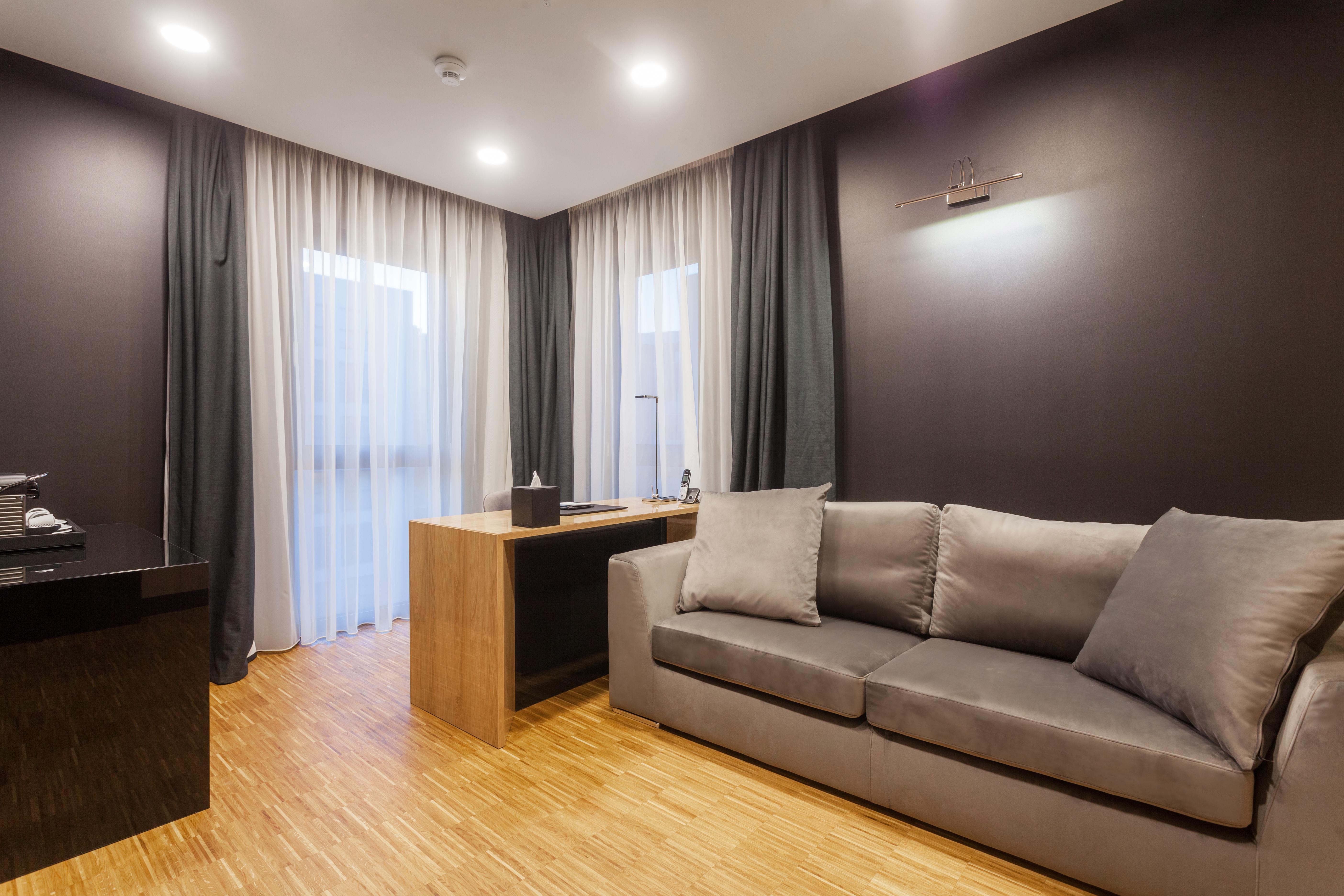 Hotel Platinia Cluj-Napoca Exterior photo A living room with a sofa