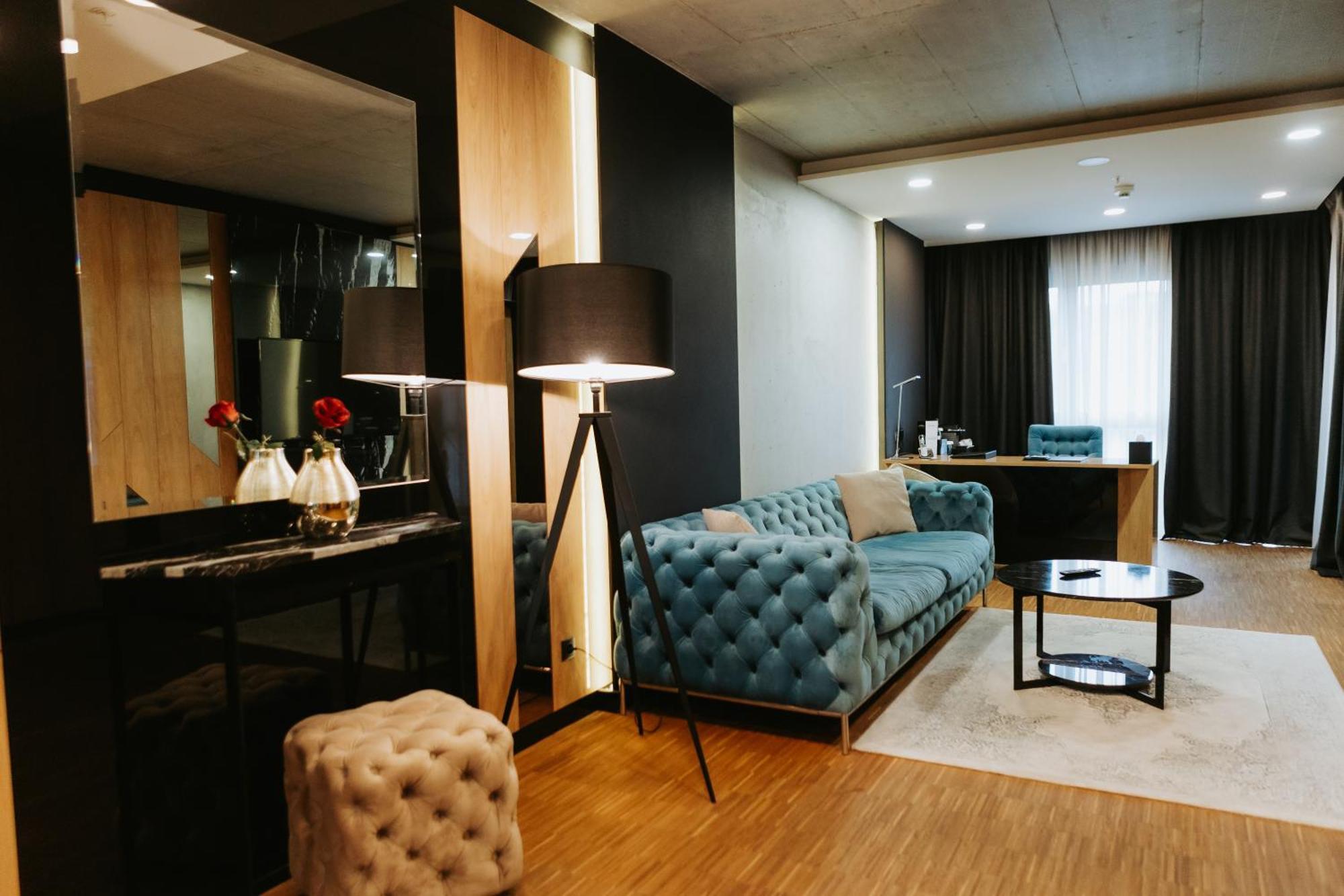 Hotel Platinia Cluj-Napoca Exterior photo Office of the Mayor of Tirana