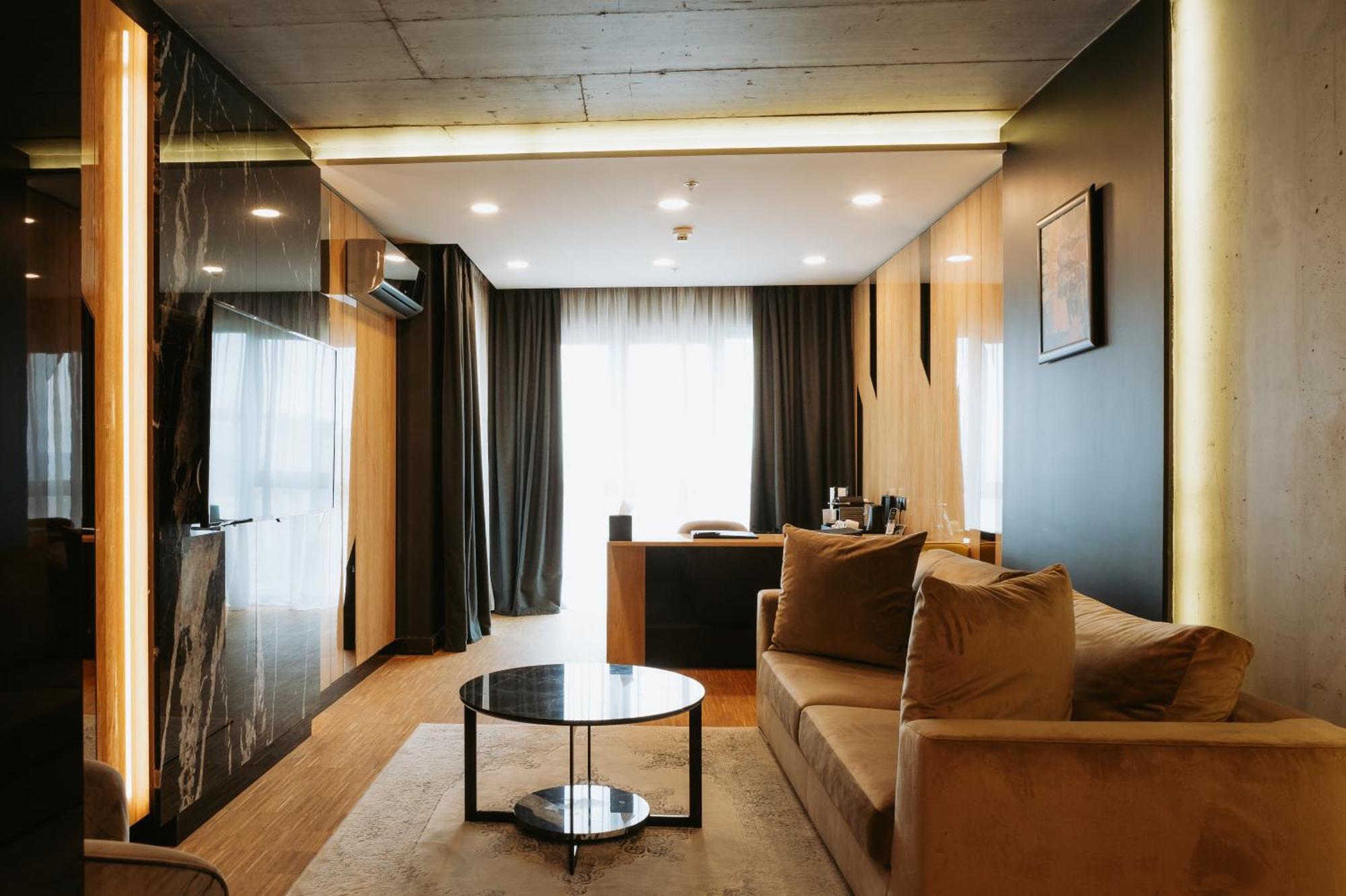 Hotel Platinia Cluj-Napoca Exterior photo A suite at the hotel