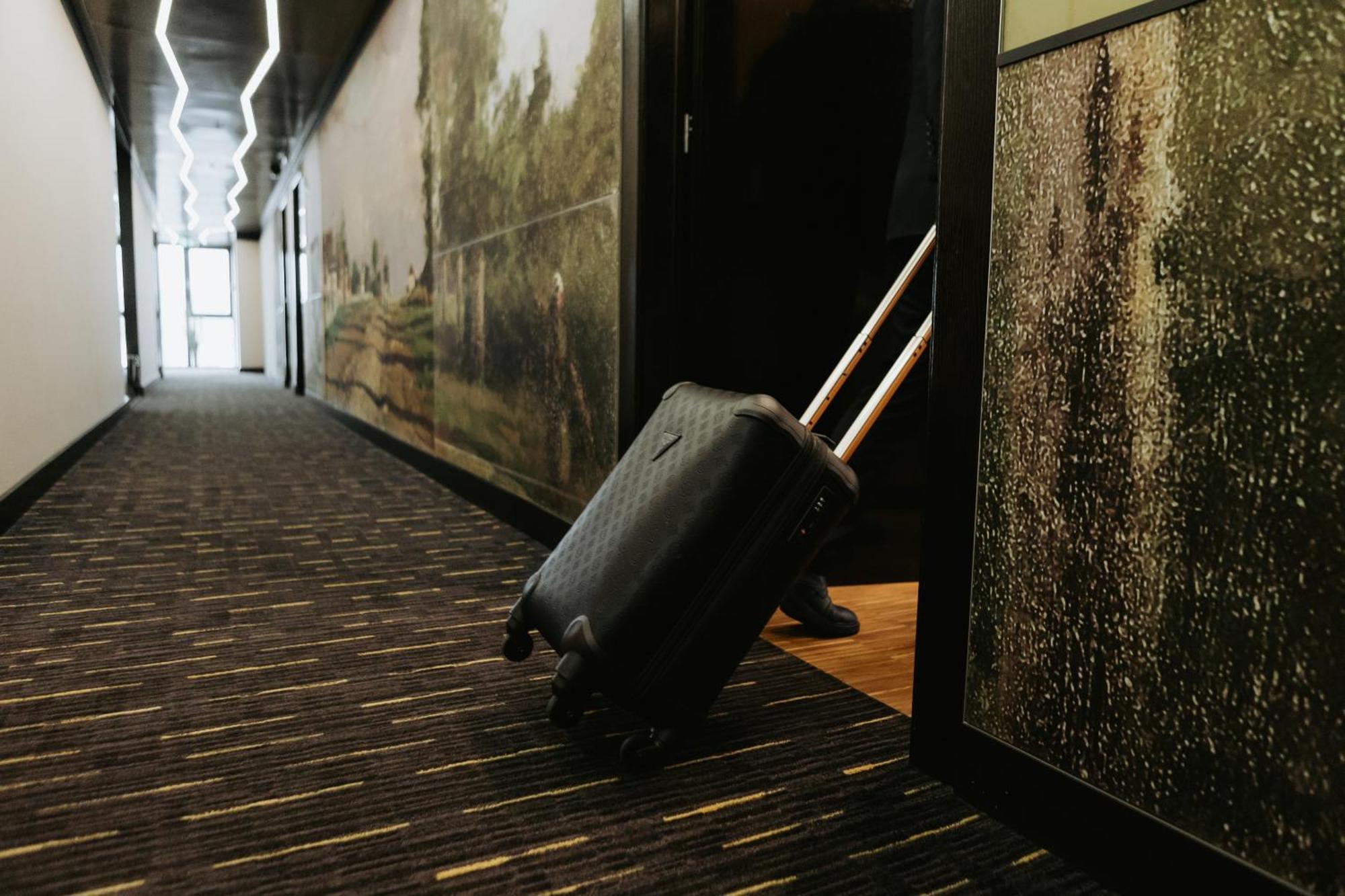 Hotel Platinia Cluj-Napoca Exterior photo A suitcase