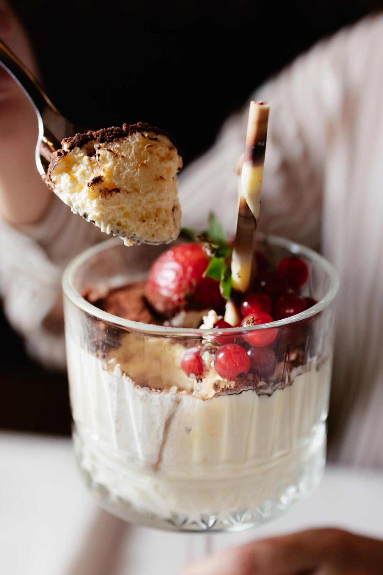 Hotel Platinia Cluj-Napoca Exterior photo A strawberry parfait