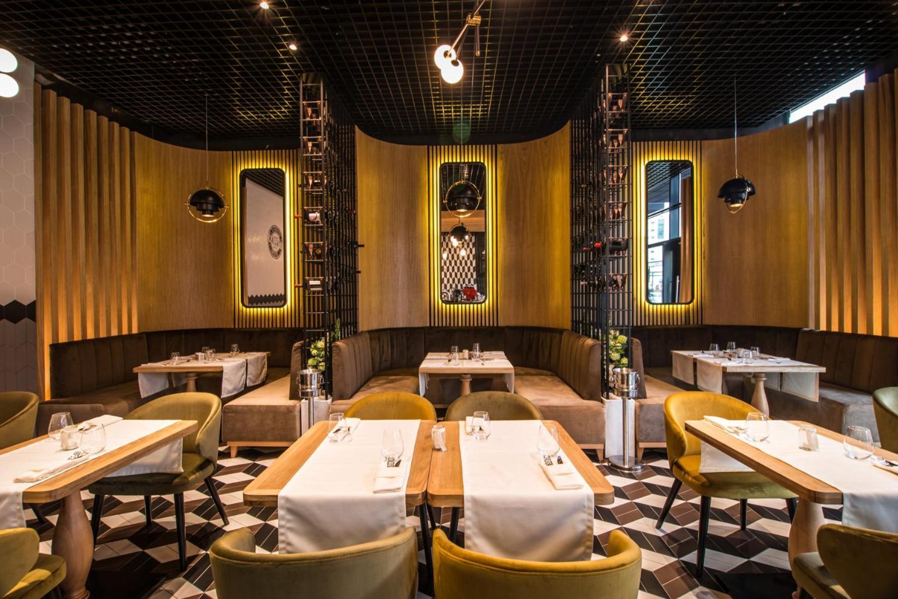 Hotel Platinia Cluj-Napoca Exterior photo Restaurant interior