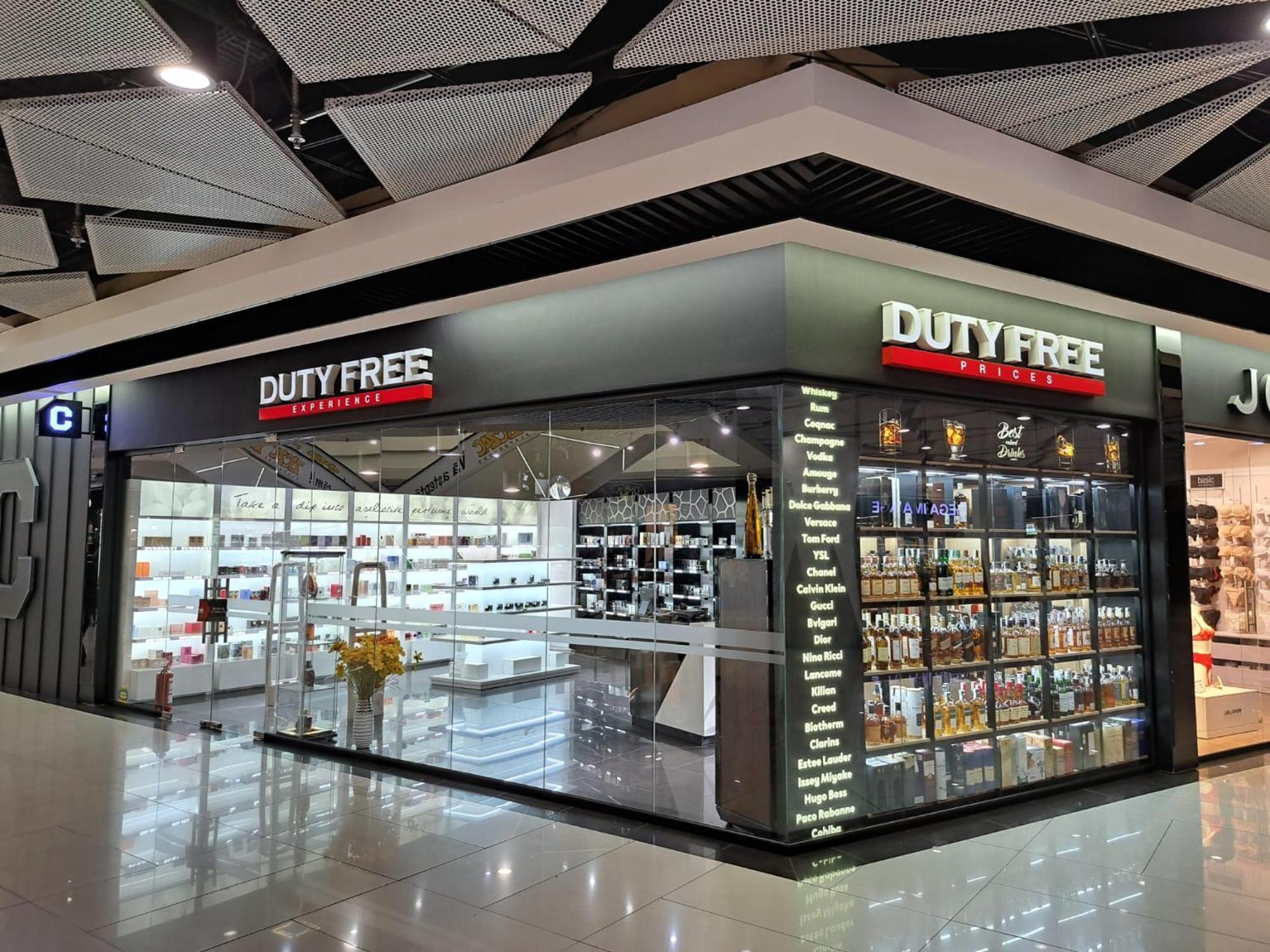 Hotel Platinia Cluj-Napoca Exterior photo Duty Free at the airport