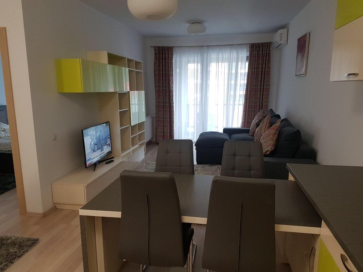 Hotel Platinia Cluj-Napoca Exterior photo A typical apartment in the complex
