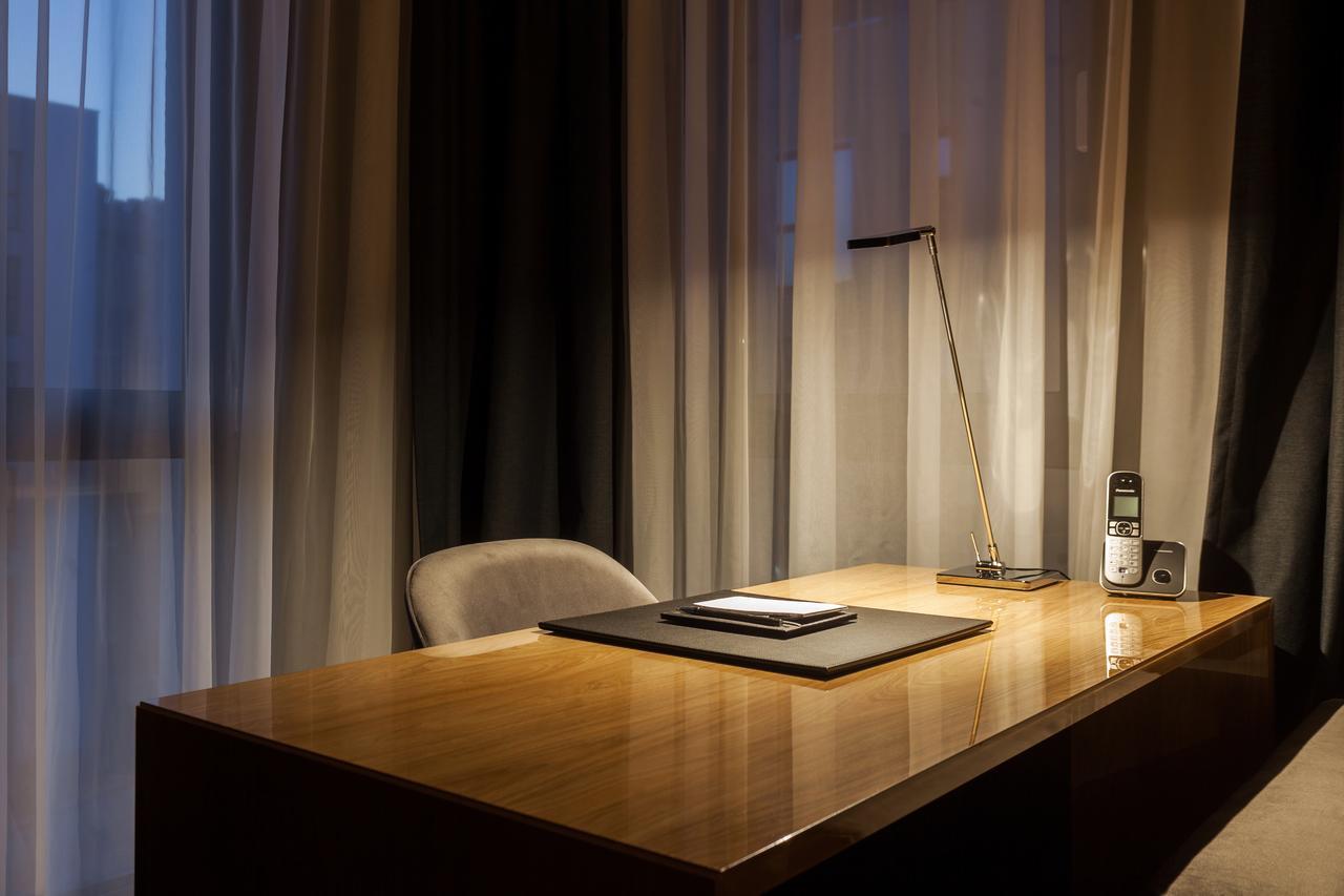 Hotel Platinia Cluj-Napoca Exterior photo A desk in a hotel room